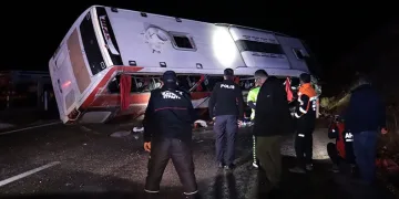 Yolcu otobüsü devrildi: 8’i ağır 38 yaralı