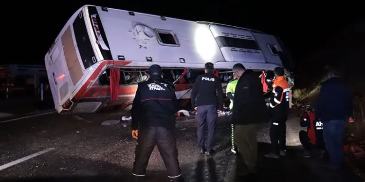 Yolcu otobüsü devrildi: 8’i ağır 38 yaralı