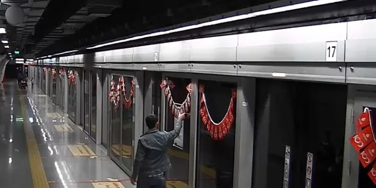 Metroya asılan Türk bayraklarını yırttı