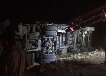 Kontrolden çıkan tır tarlaya uçtu, sürücü tırı bırakıp kaçtı