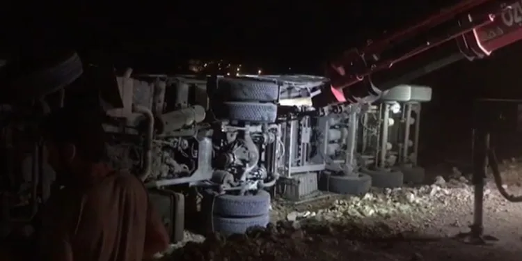 Kontrolden çıkan tır tarlaya uçtu, sürücü tırı bırakıp kaçtı