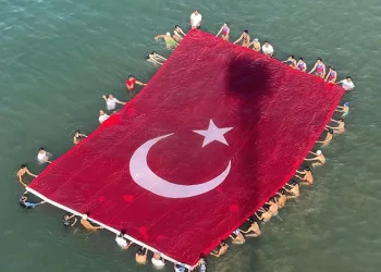 Denizde 123 metre Türk bayrağı açıldı