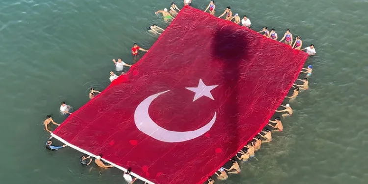 Denizde 123 metre Türk bayrağı açıldı