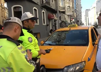 Taksimetre açmadan para istedi