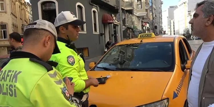 Taksimetre açmadan para istedi