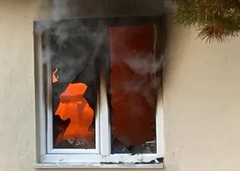 Alevler içinde kalan ev kullanılamaz hale geldi
