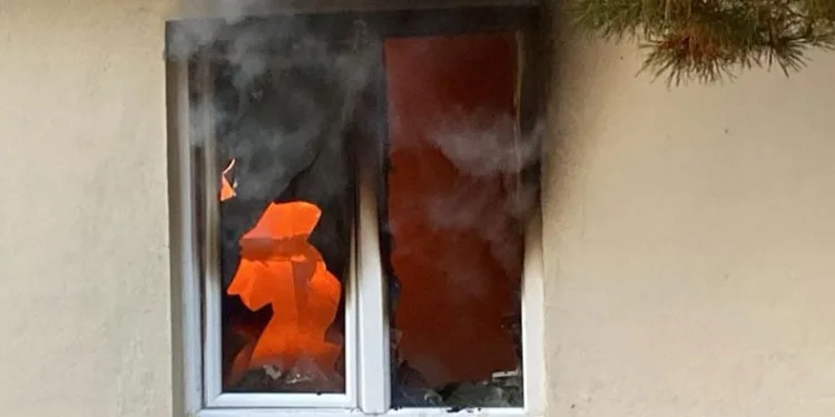 Alevler içinde kalan ev kullanılamaz hale geldi