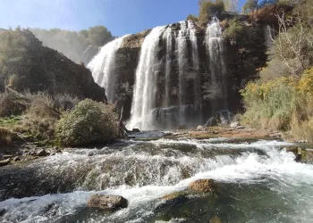 Tortum Şelalesi gökkuşağı ile süslendi