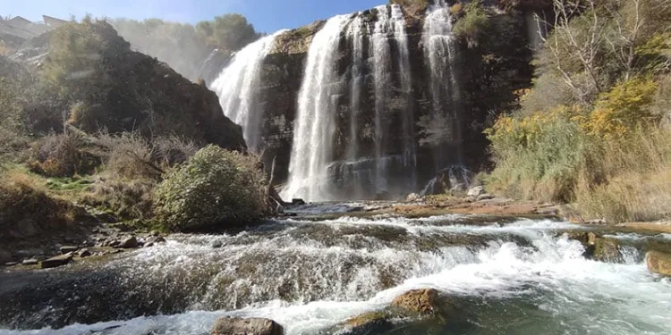 Tortum Şelalesi gökkuşağı ile süslendi