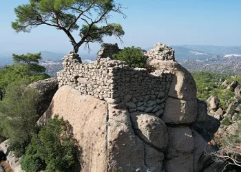 Stylos Manastırı zamana direniyor