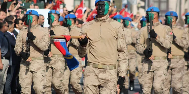 Komandoların gösterisi büyük alkış aldı