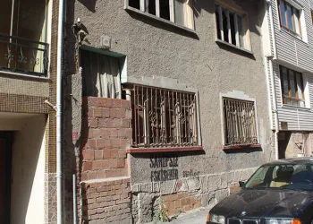 Virane ev mahalleliyi tedirgin ediyor