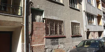 Virane ev mahalleliyi tedirgin ediyor