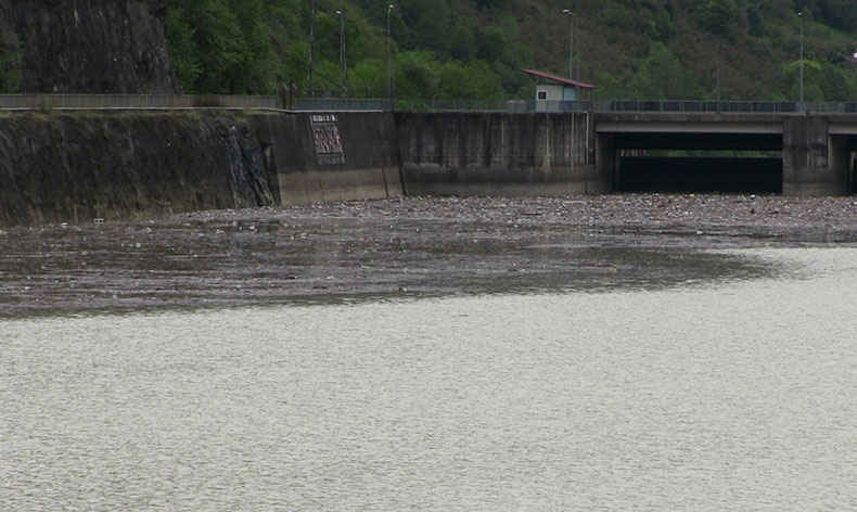 Sel suları baraj gölünü çöplüğe döndürdü