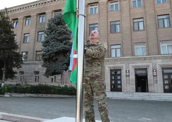 Aliyev, Azerbaycan bayrağını göndere çekti