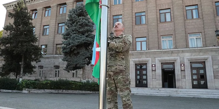 Aliyev, Azerbaycan bayrağını göndere çekti