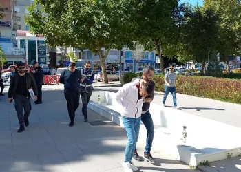 Çaldıkları altın ve dövizleri toprağa gömmüşler