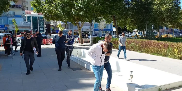 Çaldıkları altın ve dövizleri toprağa gömmüşler