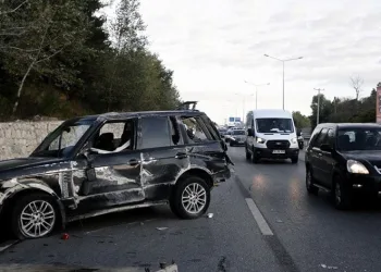 Bursa’da hızla ilerleyen otomobil önündeki araca çarptı