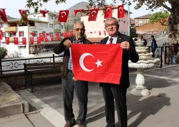 100. yıla özel her eve bayrak dağıtıldı
