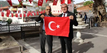 100. yıla özel her eve bayrak dağıtıldı