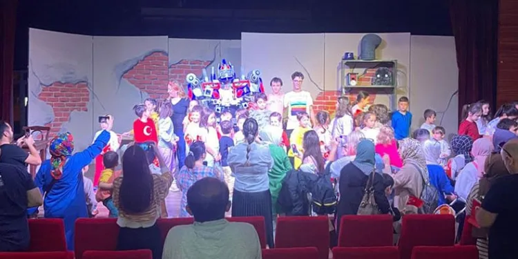 İnegöllü Çocuklar Cumhuriyeti Tiyatroyla Kutladı