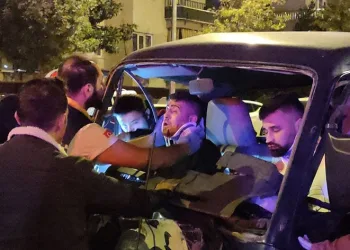 Araca sıkışan yolcu, ağlayarak kurtarılmayı bekledi