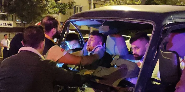Araca sıkışan yolcu, ağlayarak kurtarılmayı bekledi