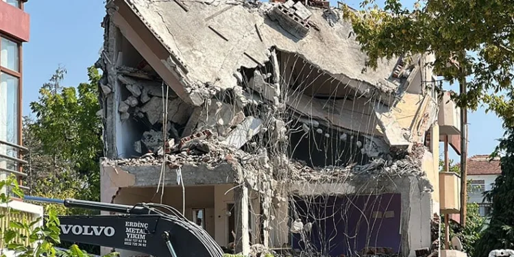 Kentsel dönüşüme giren yapılar yıkılıyor