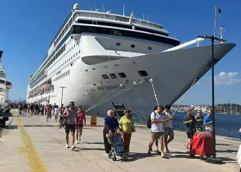 2 gemi ile 2 bin turist geldi