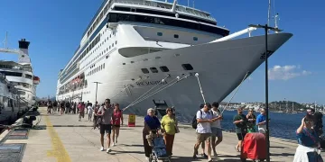 2 gemi ile 2 bin turist geldi
