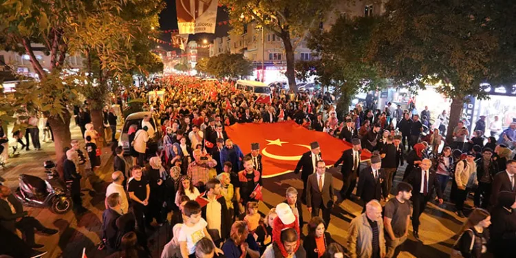 İnegöl’de 100. yıl coşkusu caddelere sığmadı