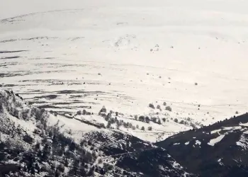 Posof’ta dağlara kar yağdı