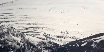 Posof’ta dağlara kar yağdı