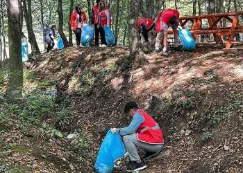 Öğrenciler poşet poşet çöp topladı