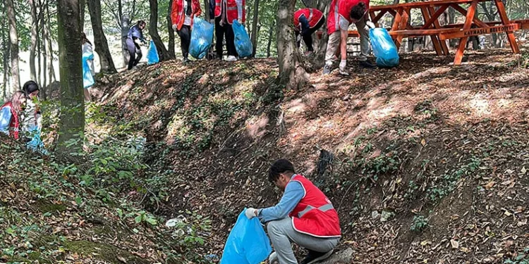 Öğrenciler poşet poşet çöp topladı