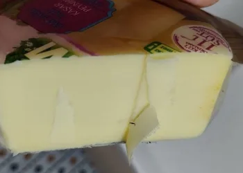 Peynirin içinden siyah cisim çıktı