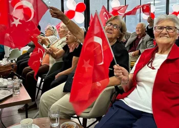 Huzurevinde Cumhuriyet coşkusu