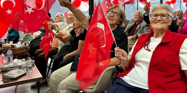 Huzurevinde Cumhuriyet coşkusu