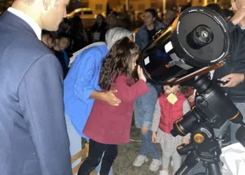 Minikler gökyüzü gözlemledi