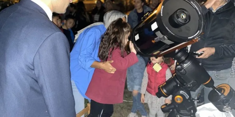 Minikler gökyüzü gözlemledi