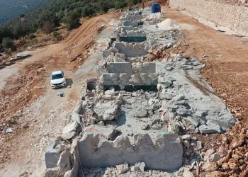 Deniz manzaralı kaçak yapılar yıkıldı