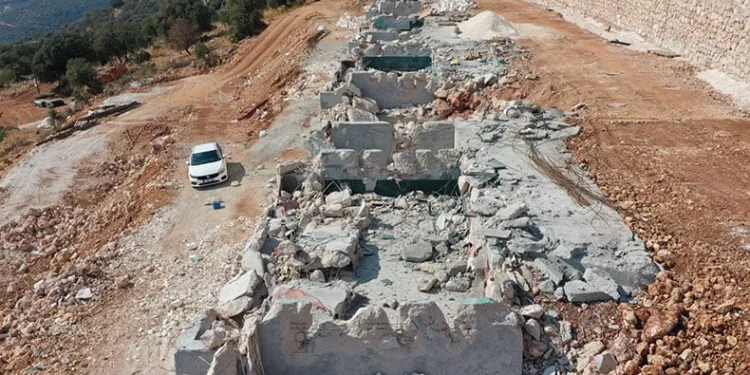 Deniz manzaralı kaçak yapılar yıkıldı