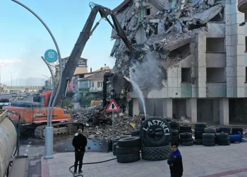 Körfez’de 5 katlı riskli bina yıkıldı