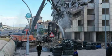 Körfez’de 5 katlı riskli bina yıkıldı
