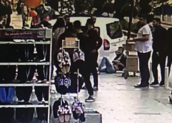 Kocasını sokak ortasında göğsünden bıçakladı