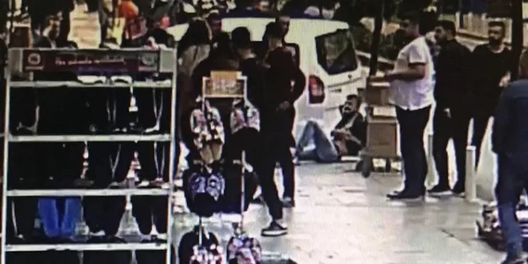 Kocasını sokak ortasında göğsünden bıçakladı