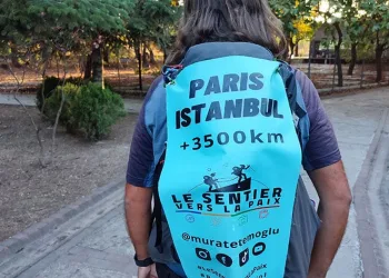 Covid-19’dan vefat eden annesi için yürüdü