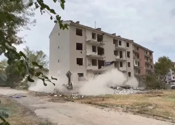 Bursa’da molozlar ve enkazların yanında eğitim