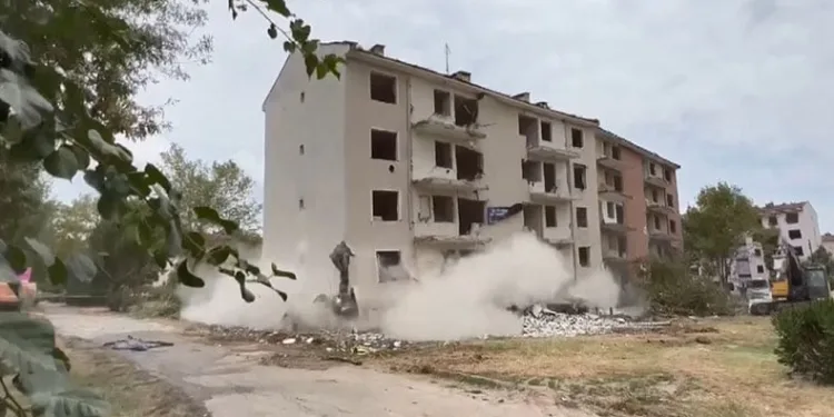 Bursa’da molozlar ve enkazların yanında eğitim